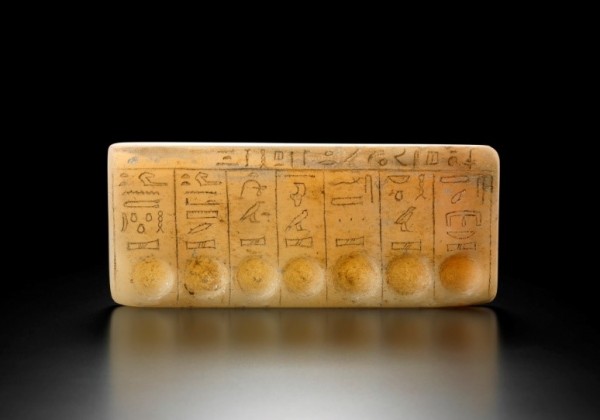《７つの聖油パレット》エジプト、古王国時代（第6王朝、前2320-2150年）、アラバスター、海の見える杜美術館所蔵