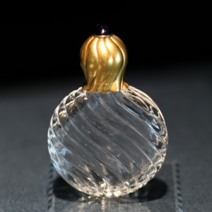 ファベルジェ社 《香水瓶》 ロシア、サンクトペテルブルク 1895-1900 年頃 水晶、サファイヤ、金