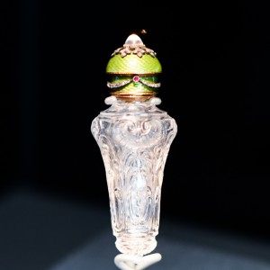 ファベルジェ社 《香水瓶》 ロシア、サンクトペテルブルク 1890 年頃 水晶、ダイヤモンド、ルビー ムーンストーン、金、七宝
