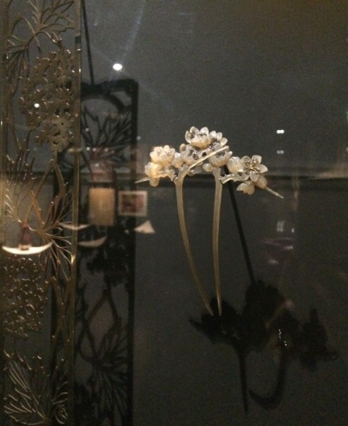 リュシアン・ガイヤール《かんざし、スピノサスモモの花》1904年頃、べっ甲、ダイヤモンド、金、銀、パリ装飾美術館蔵