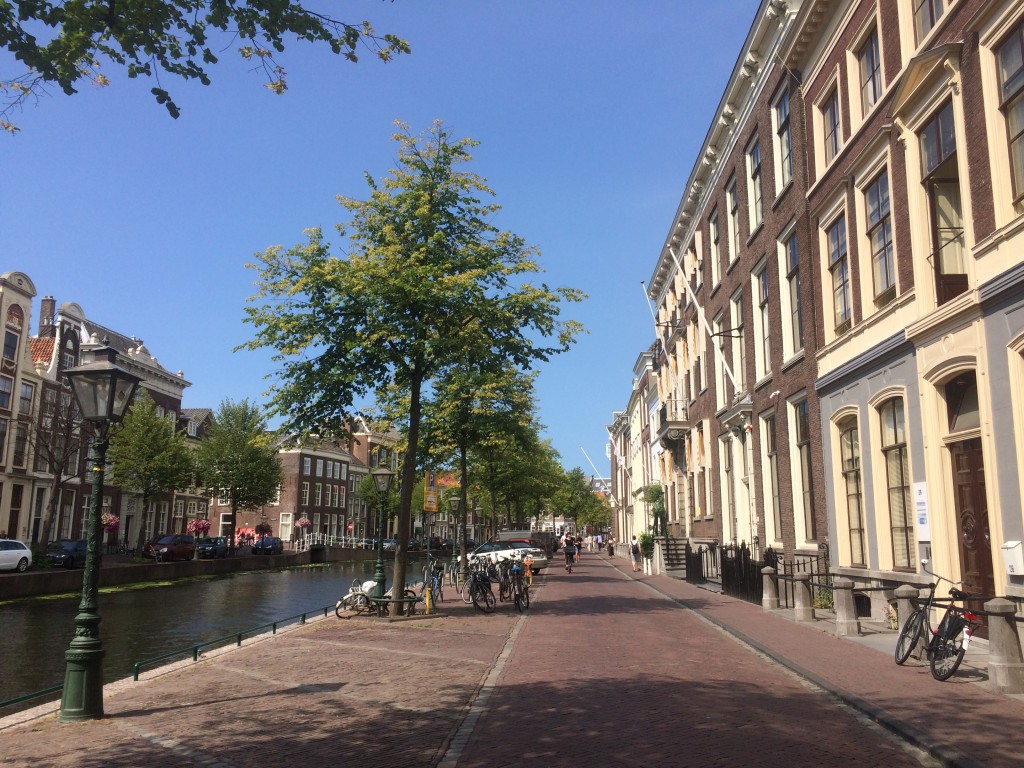 町中を運河が巡るライデン。博物館も運河沿いにあります。
