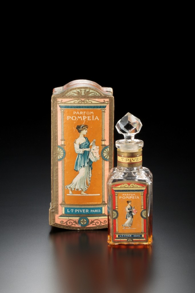 L.T.ピヴェール社 ケース付き香水瓶《ポンペイア》 デザイン：1907年 透明ガラス、海の見える杜美術館所蔵 