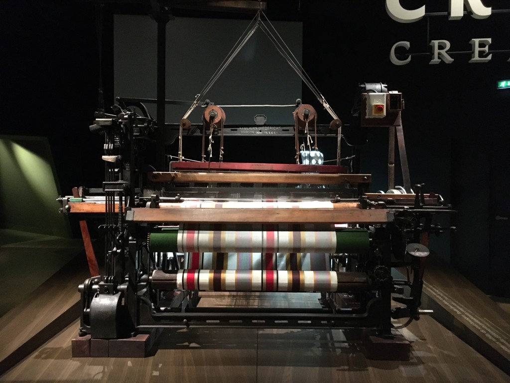 《自動織機》1907年、Atelier Diederichs製。私は、機械もさることながら、布地の柄や光沢に、つい目が釘付けでした♡。